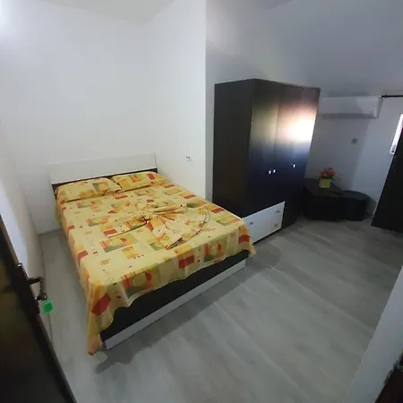 Dana * Costineşti