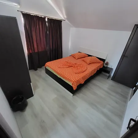 Dana * Costineşti